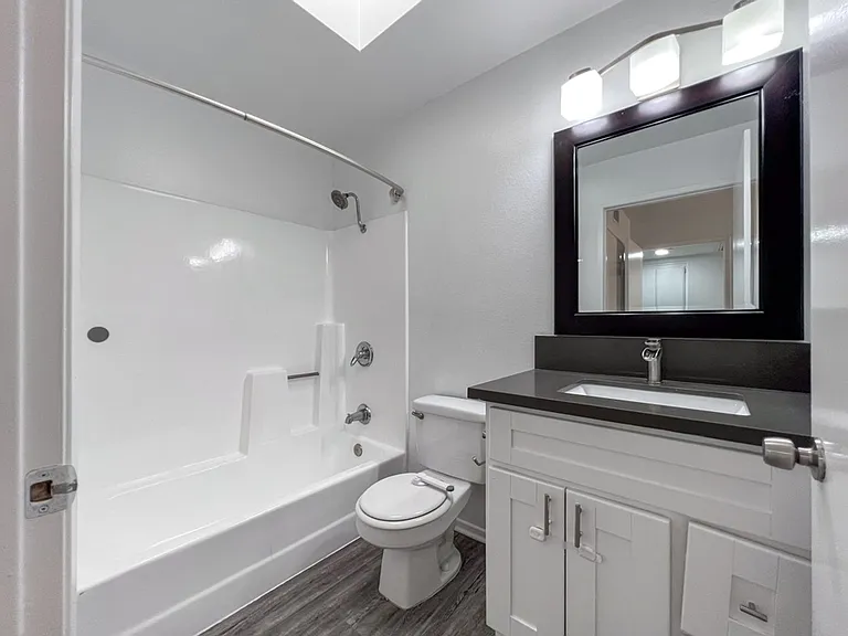 Gorgeous 2 Bed/2 bath apartment in excellent Sherman Oaks area! — Photo 32