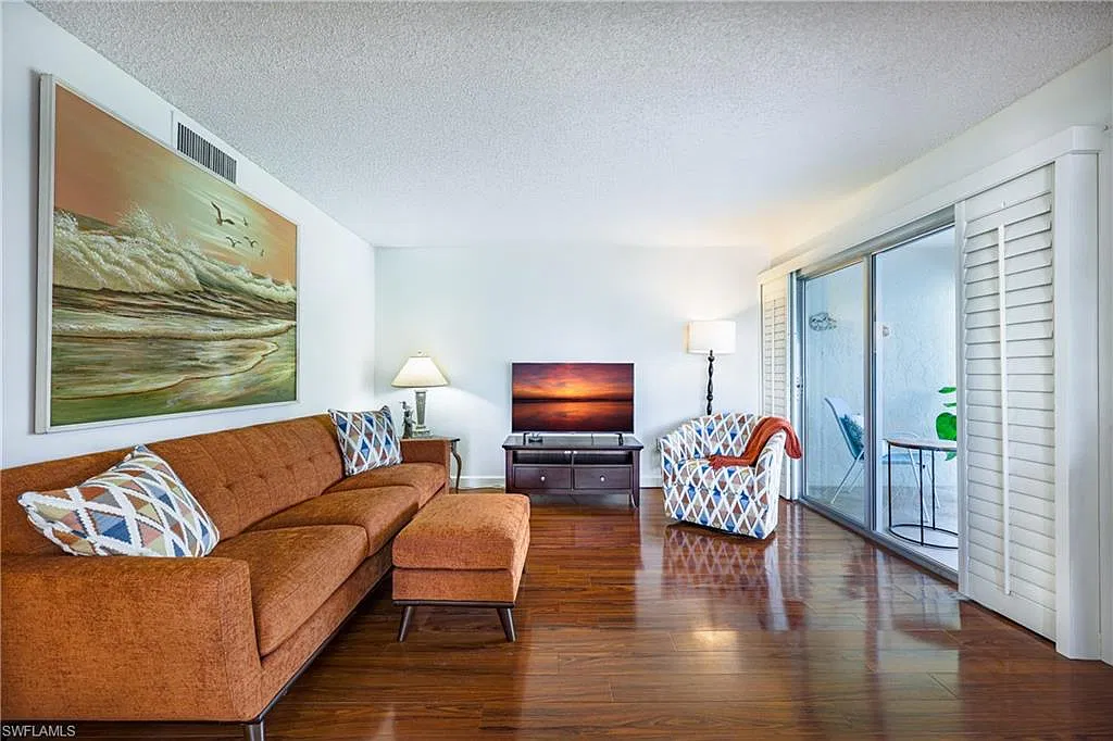 2 bed, 2.0 bath, 1116 sqft, $8,500 — Photo 3