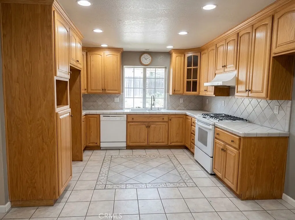 5 bed, 1880 sqft, $4,150 — Photo 2