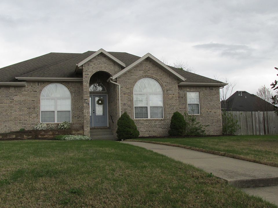 1st image of 308 NW Saddlebrook Dr