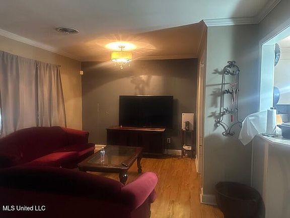 5th image of 305 Francis St