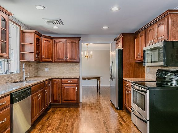 4th image of 15 Stafford Dr