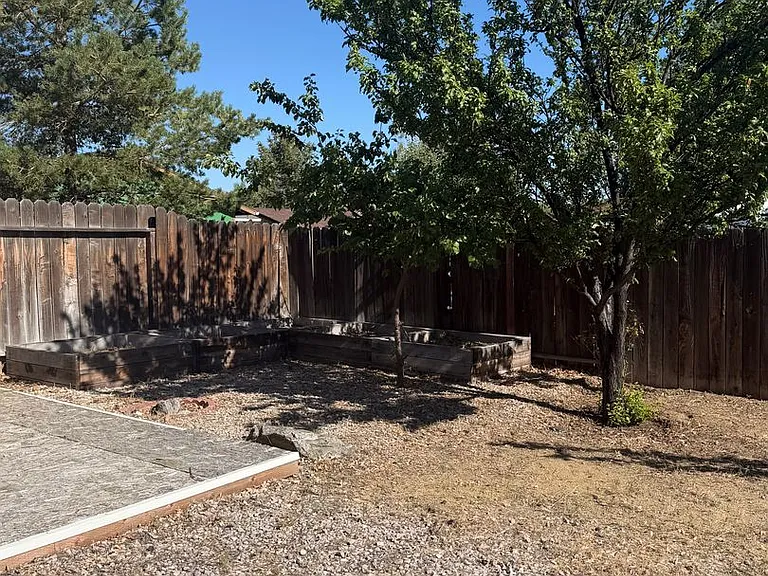 1279 Stanford Dr — Photo 11
