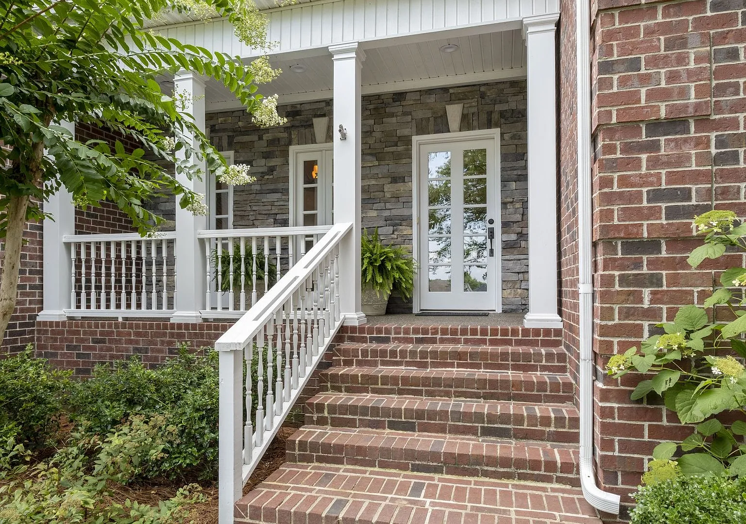 4-Bed/3.5-Bath in Brentwood! — Photo 1