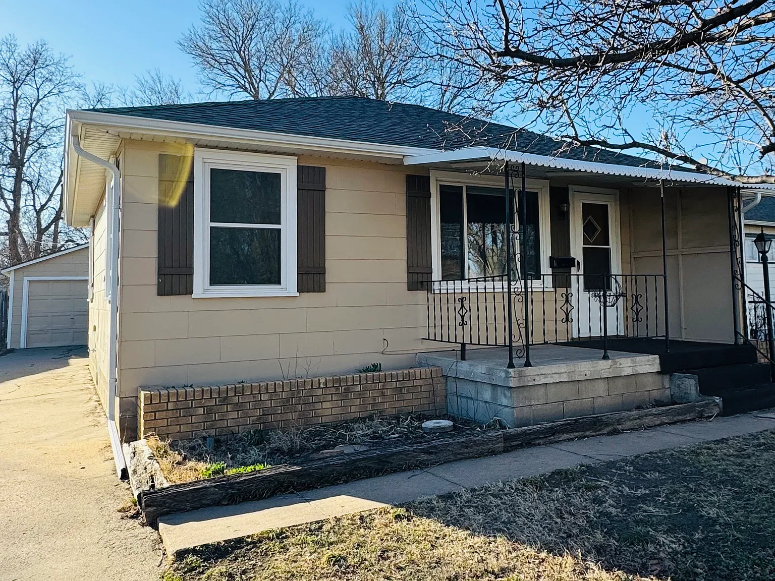 3 bed, 837 sqft, $1,100 — Photo 1