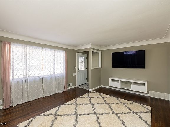 3rd image of 9453 Crestwood Dr