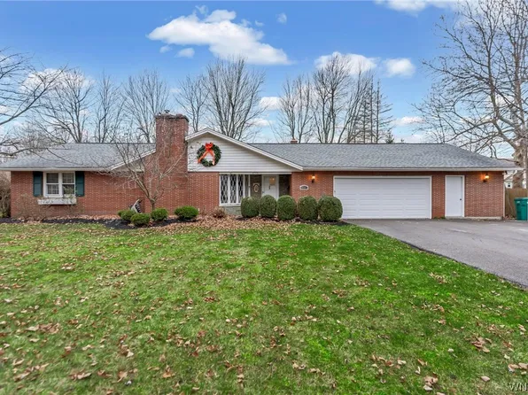 4580 Hedgewood Dr, Williamsville, NY 14221