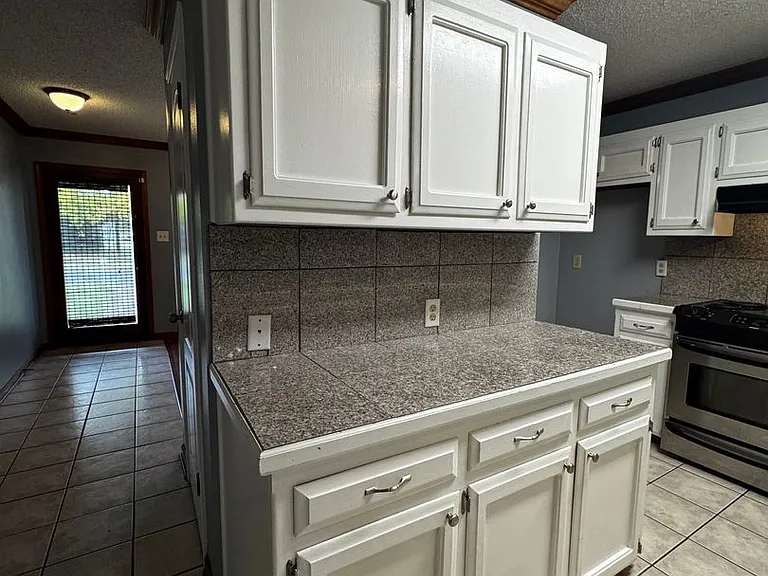 1729 Tallwood Dr — Photo 6