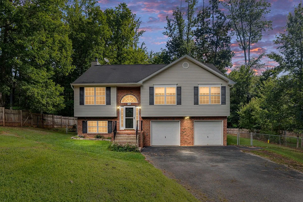 4 bed, 3.0 bath, 1738 sqft, $2,900 — Photo 1