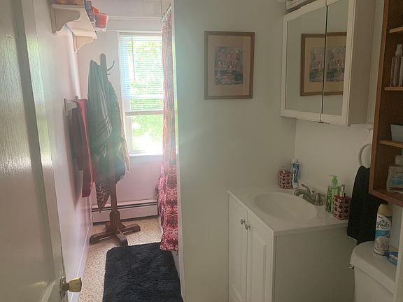 2nd image of 162 Oxford St N #3
