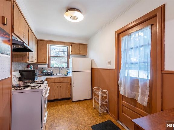 3rd image of 54 Cane St