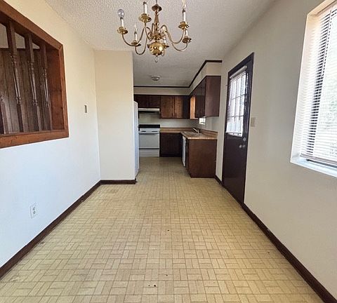 3rd image of 1000 Pineview Dr