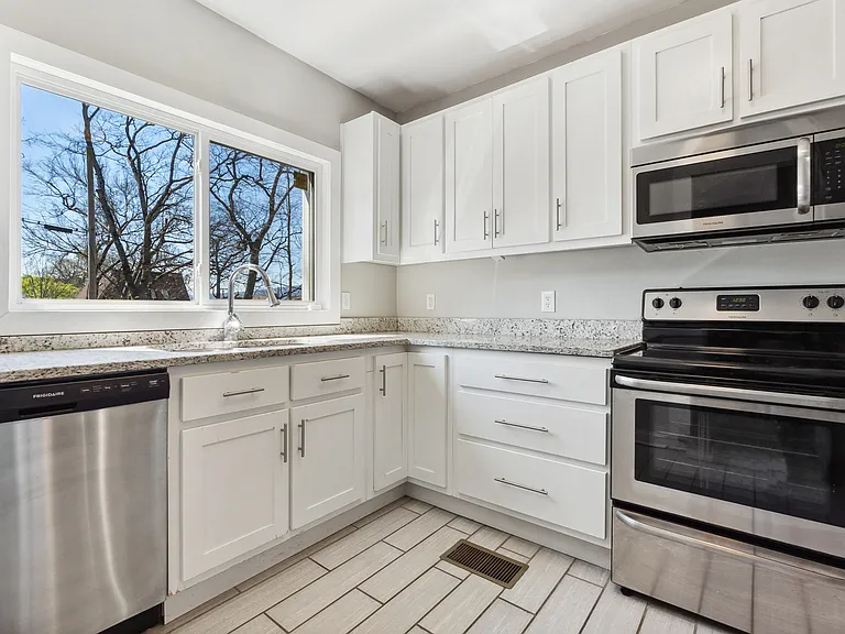 1906 Vine St — Photo 9