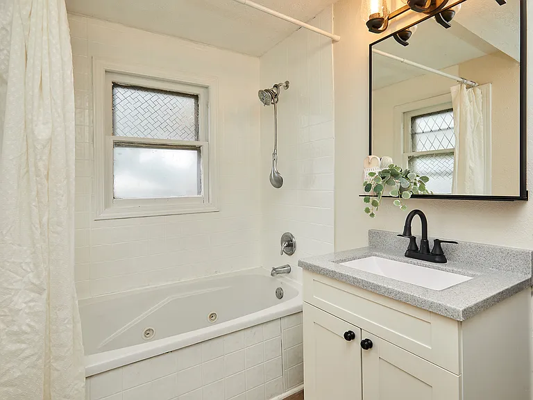 2416 E 38th Ct — Photo 26