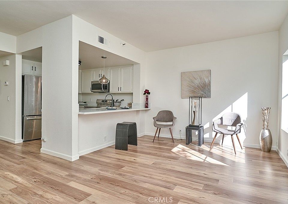 1st image of 720 W 4th St Unit 305