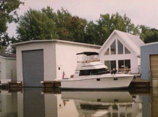 5005 Island View Dr, Oshkosh, WI 54901