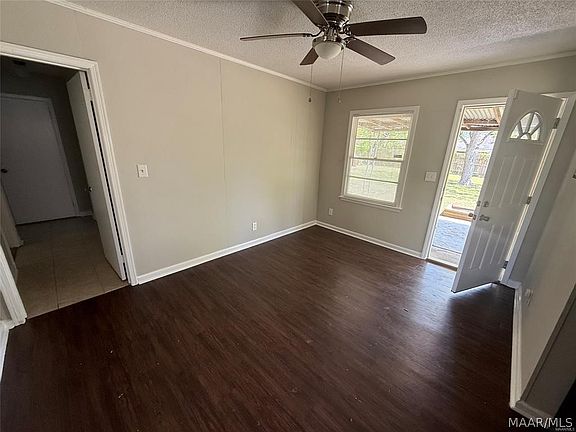 5th image of 3211 Hackberry Ln