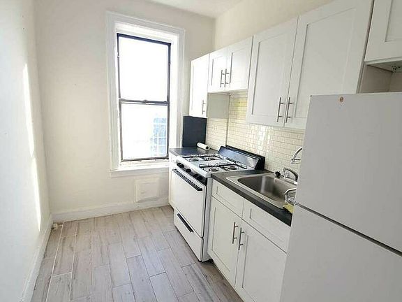2nd image of 1296 Pacific St #6C