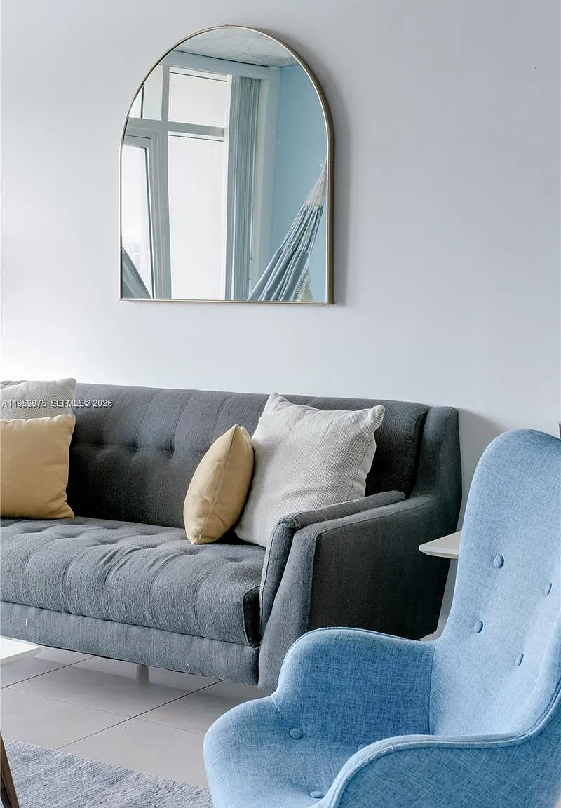 Midblock Miami Condo — Photo 3