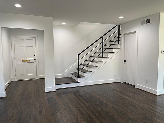 2nd image of 6428 Bordeaux Ave #6428