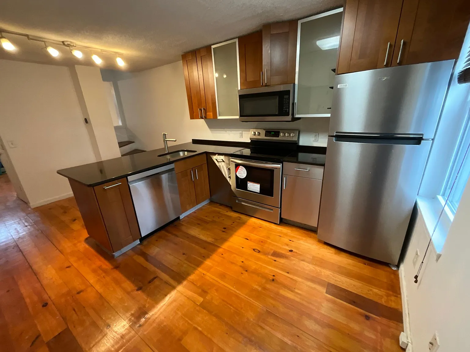2 bed, 840 sqft, $1,795 — Photo 3