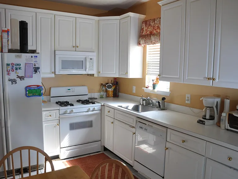 301 Dahlia Cir — Photo 3