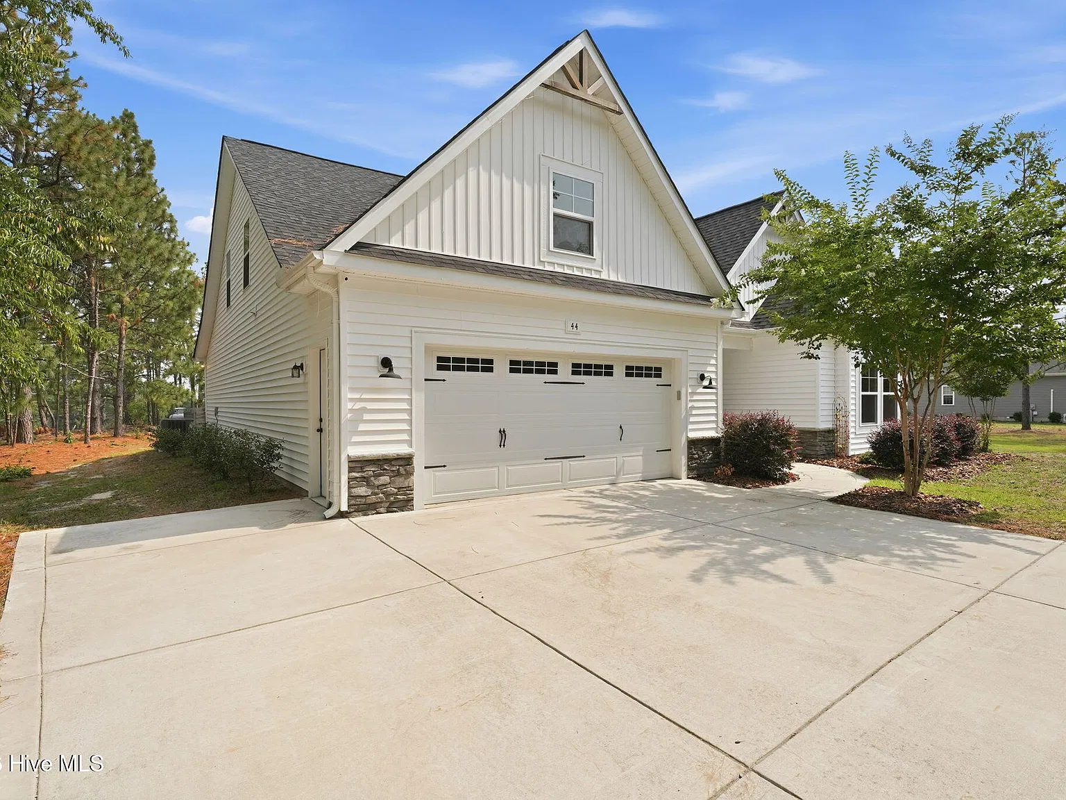 3 bed, 2.0 bath, 3232 sqft, $2,200 — Photo 2