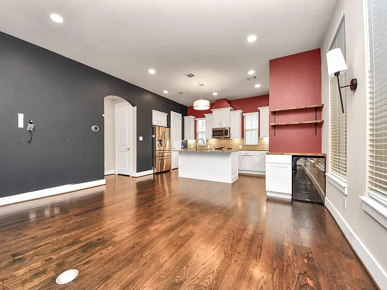2704 Freund St — Photo 12