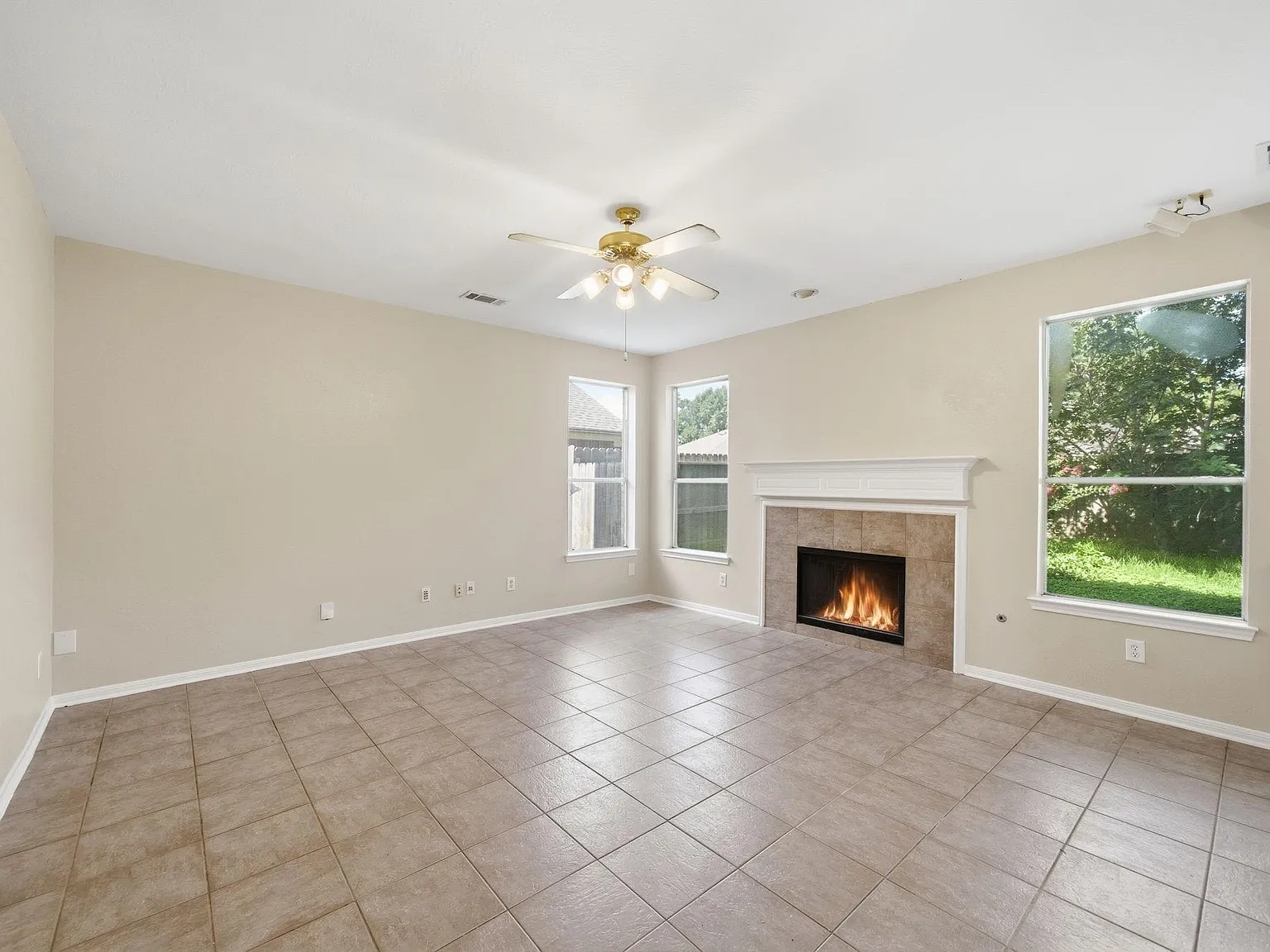 3 bed, 2.5 bath, 2423 sqft, $2,375 — Photo 3