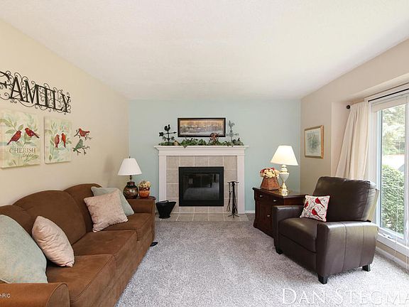 3rd image of 3130 Brockwood Dr NE
