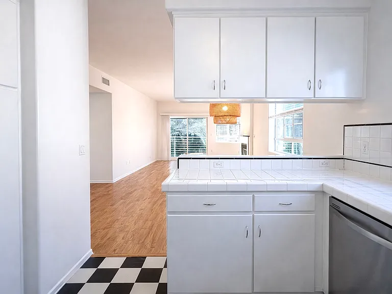 127-133 S Flores St #D2 — Photo 6