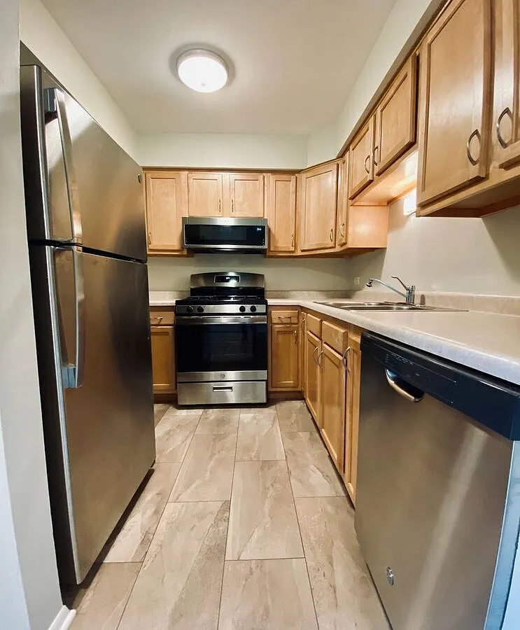 Charming 2-Bedroom Apartment in the Heart of Barrington — Photo 3