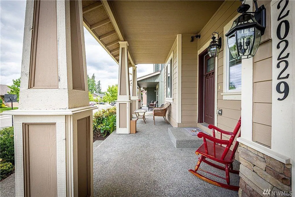 4 bed, 2.5 bath, 2076 sqft, $3,000 — Photo 2