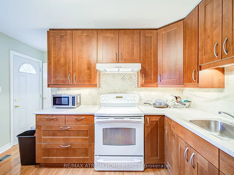 134 Fairglen Ave — Photo 21