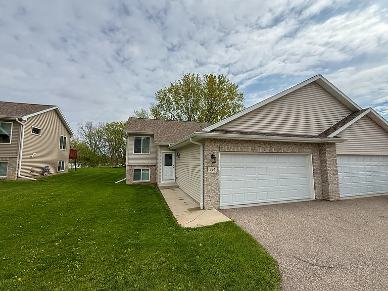 924 Waters Edge Ct — Photo 1