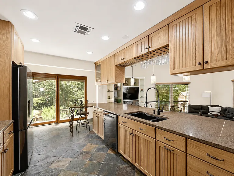 122 Acapulco Dr — Photo 8