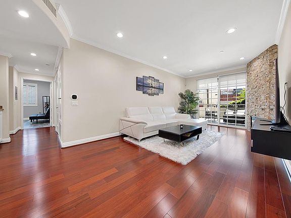 4th image of 10740 Moorpark St