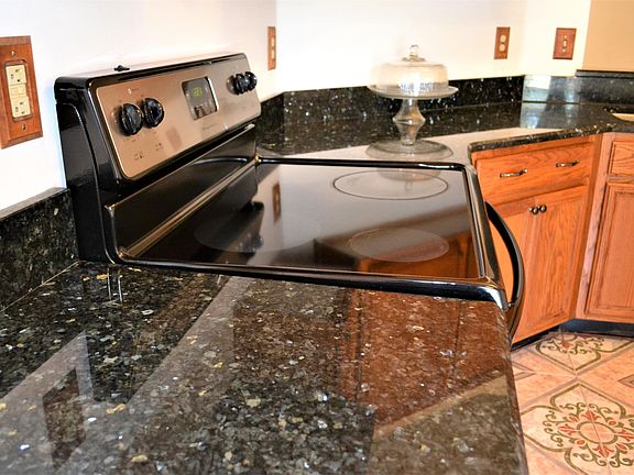 4th image of 1606 Twin Oak Ln