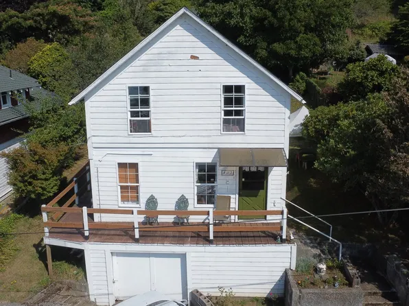 435 Front St, Gardiner, OR 97441