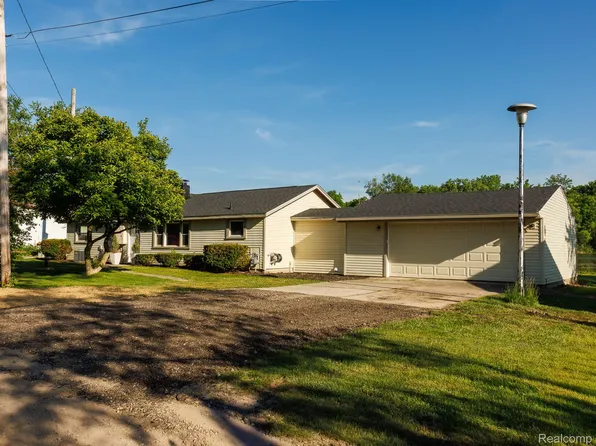 11560 Island Ct, Hartland, MI 48353