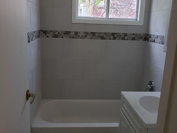 4th image of 418 Whittier Ln