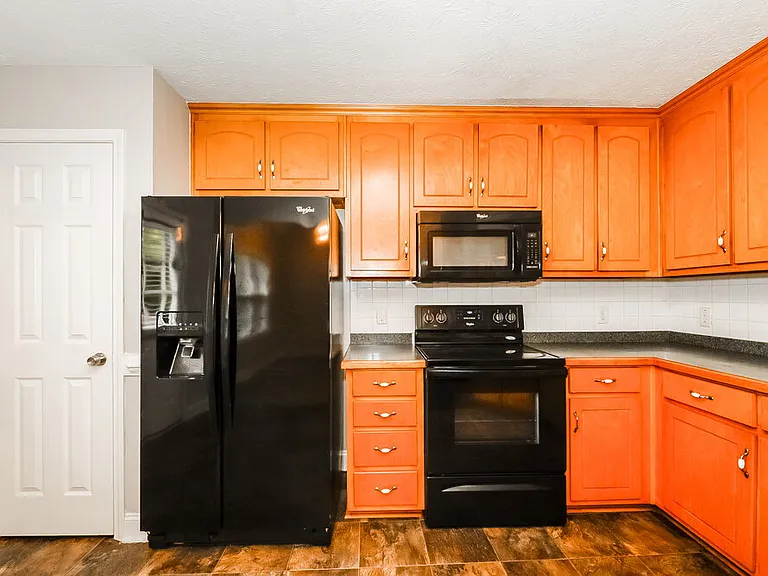 1598 Queen Elizabeth Dr — Photo 7