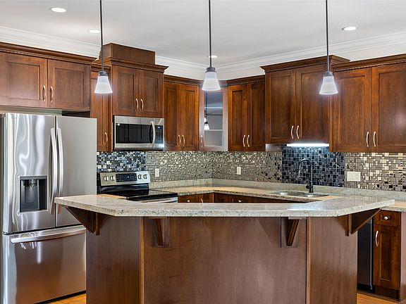 2nd image of 2046 Robson Pl #5