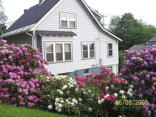 2nd image of 352 Roxbury St