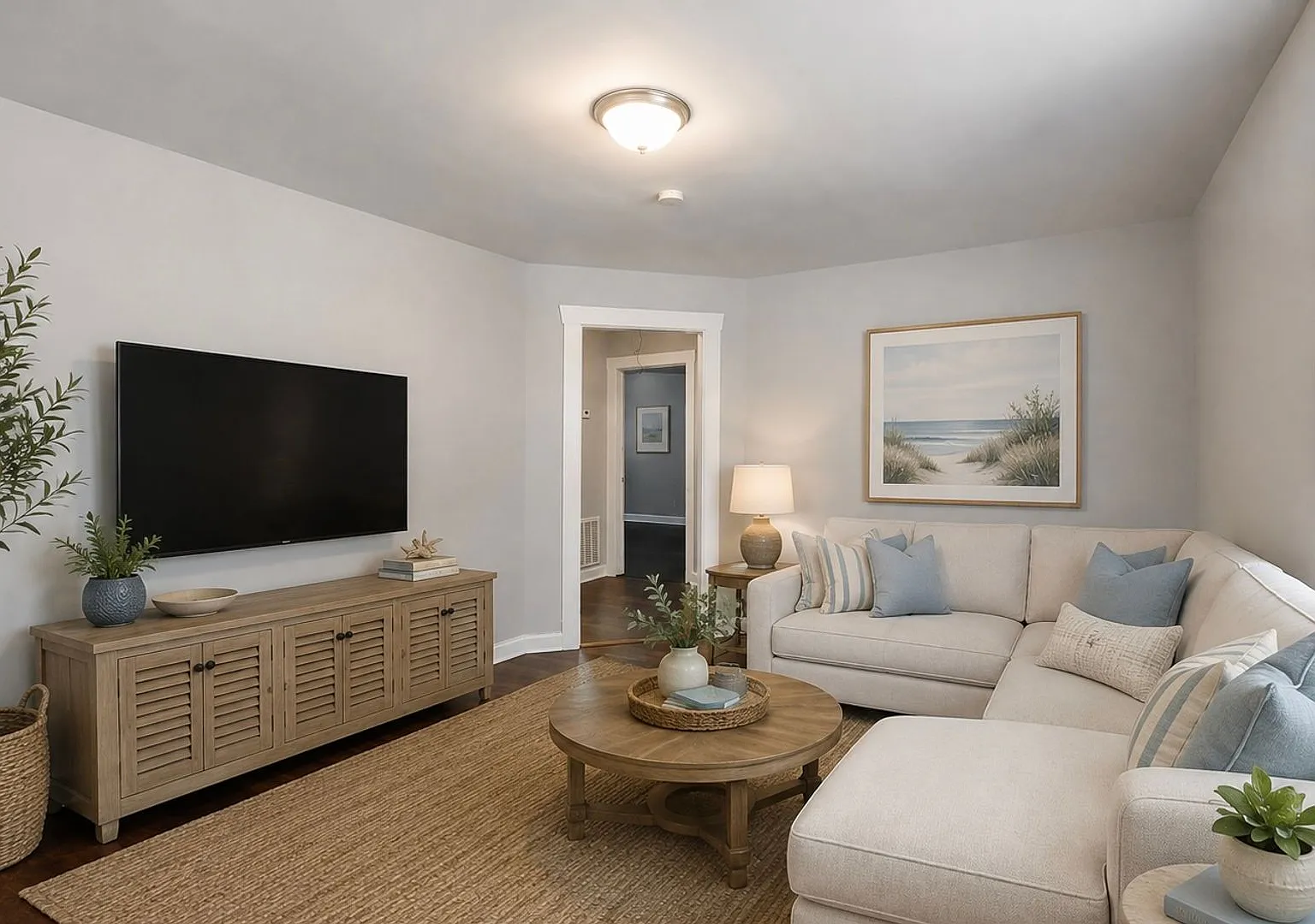 Large Unfurnished 4BR/2BA Home Walking Distance to Daffin Park — Photo 1