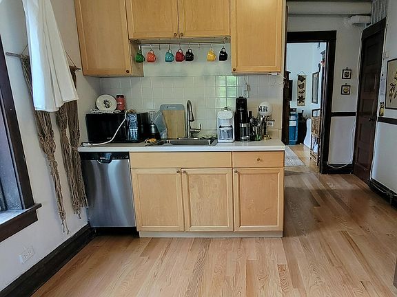 3rd image of 2045 N Winchester Ave #2