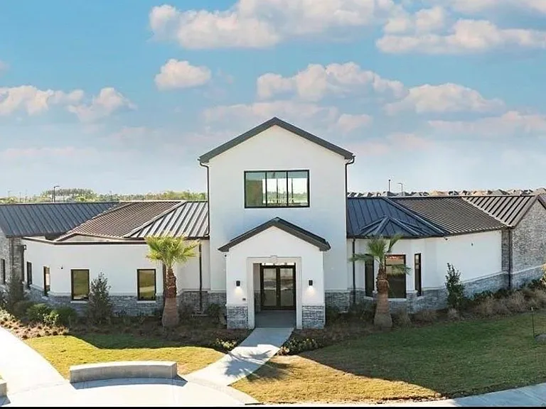 2207 Salinas Dr — Photo 2
