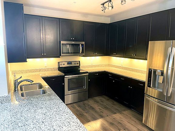 This kitchen. THIS KITCHEN! LOOK at all those cabinets! Who needs a pantry?