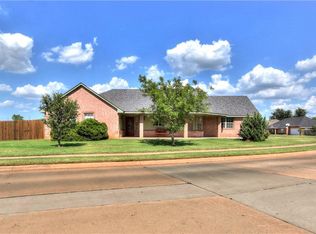 300 S Castlerock Ln, Mustang, OK 73064