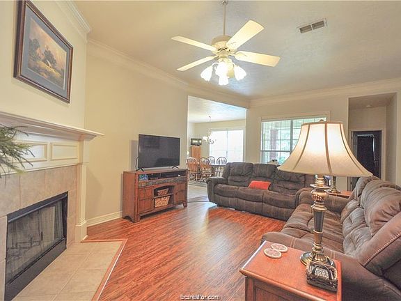 4th image of 222 Stuttgart Cir